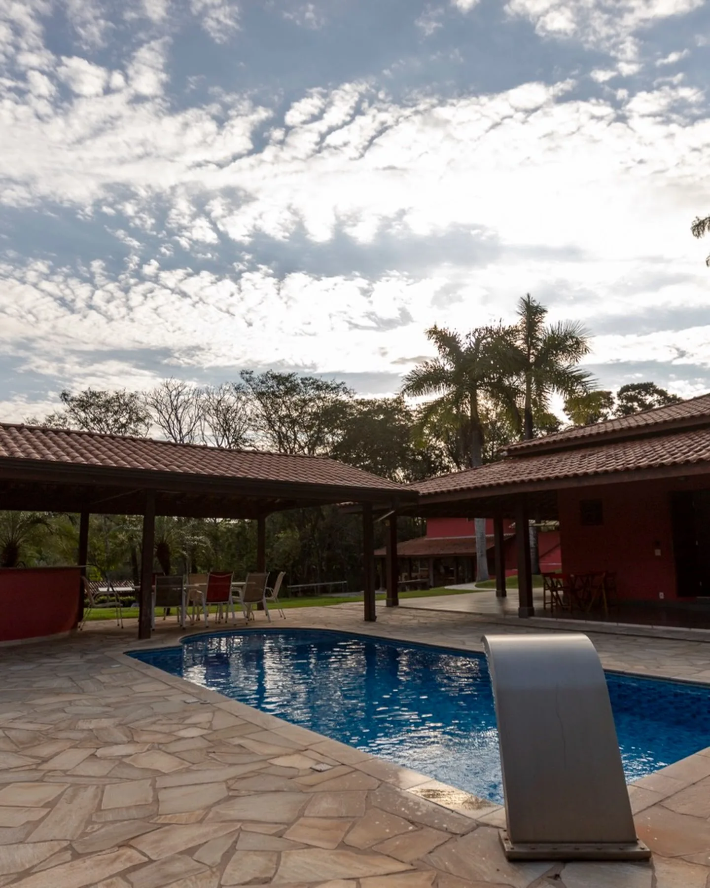 Piscina e área verde do Recanto Baracho